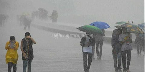 கனமழை: அலுவலகத்தில் தங்கிய ஐடி ஊழியர்கள்