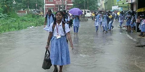 கனமழை எதிரொலி: 4 மாவட்டங்களில் பள்ளிகளுக்கு இன்று விடுமுறை