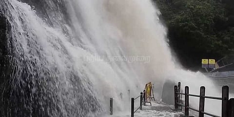 குற்றாலத்தில் வெள்ளம்: அருவிகளில் குளிக்கத் தடை