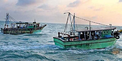 இலங்கை கடற்படையால் 8 மீனவர்கள் கைது