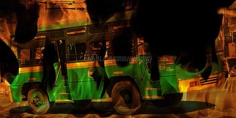 நள்ளிரவில் மினி பேருந்தை கொளுத்திய மர்ம நபர்கள்