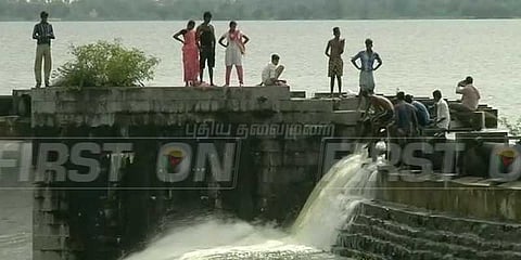 நிரம்பி வழிந்தது மதுராந்தகம் ஏரி