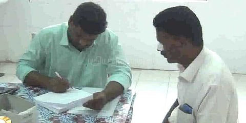 உதவி ஆய்வாளரை மூக்கில் குத்திய காவ‌ல் ஆய்வாளர்