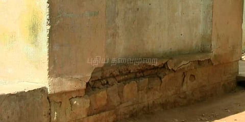 ‌ஆபத்தான நிலையில் அரசுப் பள்ளி கட்டடம்:  பொதுமக்கள் அச்சம்
