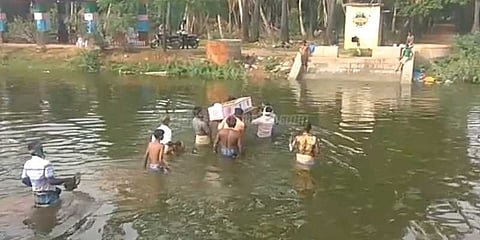 தண்ணீரில் கண்ணீர் பயணம்: கழுத்தளவு தண்ணீரில் சடலத்தை சுமக்கும் அவலம்