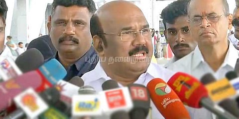 ‘சிங்கத்தின் குகையில் சிறுநரிகள்’: ஜெயக்குமார் தாக்கு!