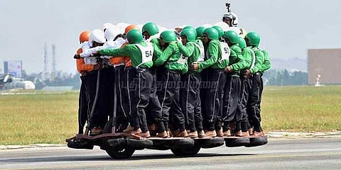 ஒரே பைக்கில் 58 பேர் பய‌ணம்: ராணுவ வீ‌ரர்கள் புதிய சாதனை