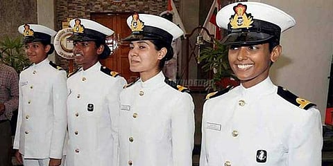 இந்திய கடற்படையின் முதல் பெண் விமானி