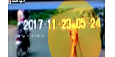 லத்தியால் மண்டையை உடைத்த போலீசார்: சிசிடிவியில் பதிவான காட்சிகள் 