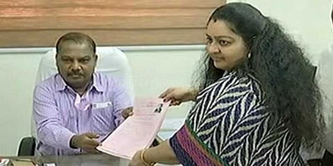 காத்திருந்து வேட்புமனு தாக்கல் செய்தார் ஜெ.தீபா 