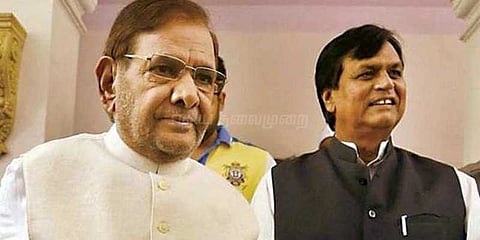 எம்.பி பதவியிலிருந்து சரத் யாதவ், அலி அன்வர் அன்சாரி தகுதி நீக்கம்