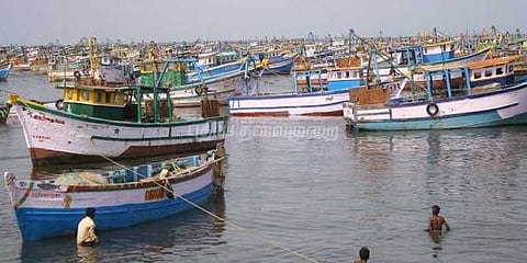 ‌கடல்சீற்றம் எதிரொலி: 5 ஆவது நாளாக கரையில் நிற்கும் படகுகள்