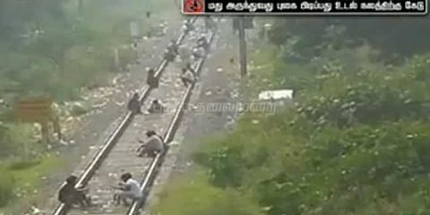 தண்டவாளத்தில் மது அருந்துவதால் விபத்து ஏற்படும் அபாயம்