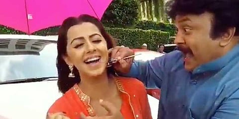 நிக்கி கல்ராணிக்கு நடிகர் பிரபு மேக் அப்: வைரல் வீடியோ