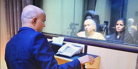 ‌குல்பூஷண் ஜாதவை சந்தித்த தாய், மனைவி