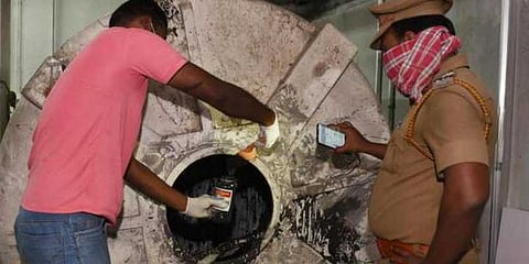 விஷவாயு தாக்கி மூவர் உயிரிழப்பு: துப்புரவு ஆணைய அதிகாரிகள் விசாரணை