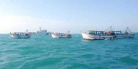 நடுக்கடலில் இலங்கை கடற்படை மீண்டும் அத்துமீறல்