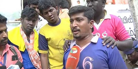 ஆதரவற்ற குழந்தைகளுக்கு பரிசுகளை வழங்கும் ஜல்லிக்கட்டு நாயகன்..!