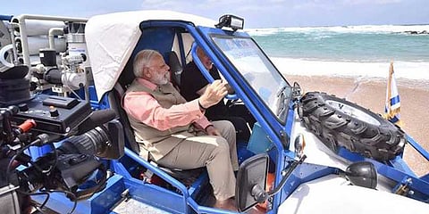 மோடிக்கு இஸ்ரேல் பிரதமர் அளித்த குடிநீர் ஜீப்!