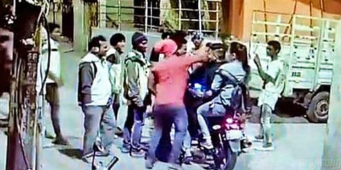 பெங்களூருவில் ஒரு ஜோடி மீது கண்மூடித்தனமாக தாக்குதல்: வைரல் வீடியோ 