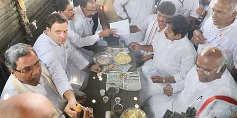 சாலையோர கடையில் பக்கோடாவை‌ ஒரு 'கை' பார்த்த ராகுல்