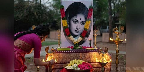 நடிகை சாவித்திரி படத்தினை விளக்கேற்றி வழிபட்ட கீர்த்தி சுரேஷ் 