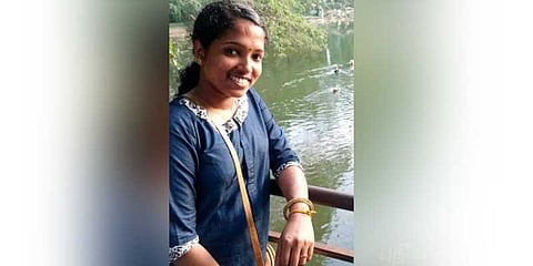 தலித் இளைஞரை காதலித்த மகளைக் குத்திக் கொன்றார் அப்பா: சோகமானது திருமண வீடு!