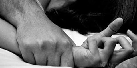 கண்முன்னே காதலிக்கு நேர்ந்த கொடுமை: ஆத்திரத்தில் ரவுடியை தீர்த்துக்கட்டிய காதலன்..!