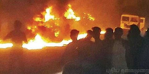 ஹீரோவாக மாறிய  டிரைவர்: தீப்பிடித்த பெட்ரோல் டேங்கர் லாரி!
