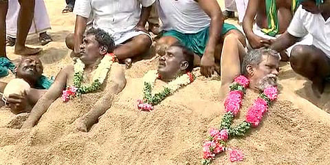 காவிரி ஆற்று மணலில் புதைந்து விவசாயிகள் போராட்டம்