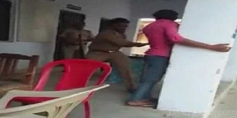 கதற கதற இளைஞரை பெல்ட்டால் அடித்த போலீஸ்!
