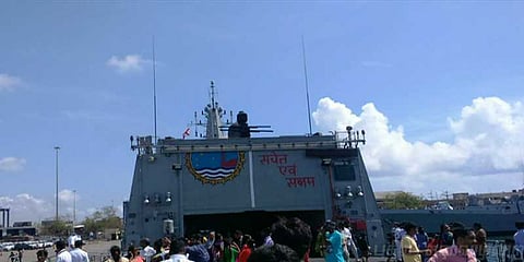 கப்பற்படை கண்காட்சியைக்  காண குவியும் மக்கள்
