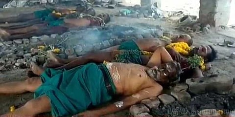 சுடுகாட்டில் சடலம் போல படுத்து விவசாயிகள் நூதனப் போராட்டம்