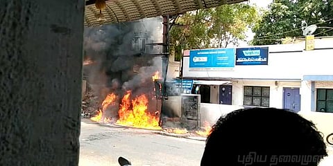 வெடித்துச் சிதறிய‌ டிரான்ஸ்பார்மர்: நூலிழையில் உயிர் தப்பிய வாகன ஓட்டி