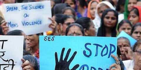 பாலியல் வன்கொடுமை செய்ய முயற்சித்தவரின்  பிறப்புறுப்பை வெட்டிய பெண்