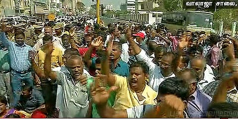ஜாக்டோ ஜியோ அமைப்பினர் அண்ணா சாலையில் மறியல் போராட்டம்