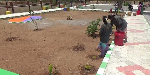 மிரட்டும் கோடை.. சிரமம் பார்க்காமல் பூங்காவை பராமரிக்கும் ஊழியர்கள் 