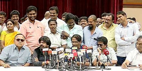 அடுக்கடுக்காய் குவிந்த புகார்; விஷாலை வேறு ஒரு தயாரிப்பாளர் கட்டுப்படுத்துகிறாரா? -ராதாரவி 