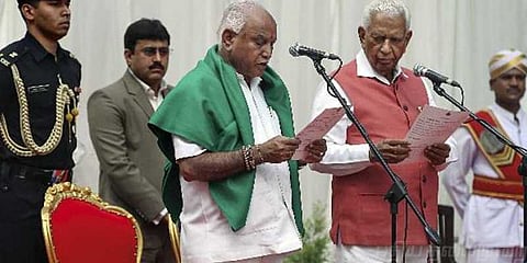 கர்நாடகாவில் பாஜக ஆட்சி அமைத்தது ஜனநாயக படுகொலை- தமிழக தலைவர்கள் கருத்து 