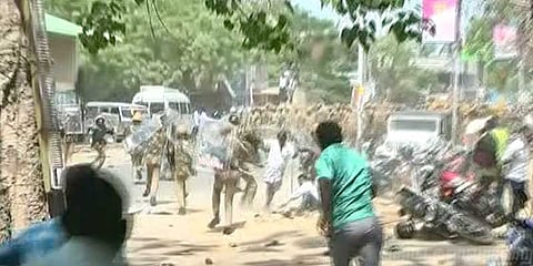 தடையை மீறி ஆட்சியர் அலுவலகத்தில் நுழைந்த ஸ்டெர்லைட் போராட்டக்காரர்கள்..!