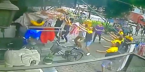 மாடியிலிருந்து கீழே விழுந்த குழந்தை ! காப்பாற்றிய கூரியர் ஊழியர் 
