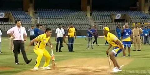 “தலையா கொக்கா”..! ப்ராவோவிற்கு சவாலில் தண்ணிகாட்டிய தோனி!