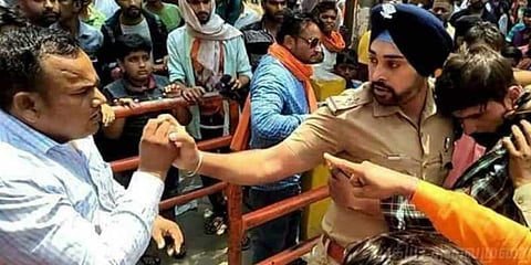 கட்டியணைத்து காப்பாற்றிய போலீஸ்க்கு கொலை மிரட்டல் ?