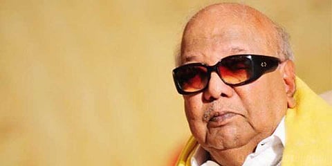 பிறந்த நாளில் குவிந்த தொண்டர்கள் : கையசைத்த கருணாநிதி 