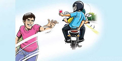 சென்னையில் நடக்கும் தொடர் செல்போன் பறிப்பு - காவல்துறை எச்சரிக்கை