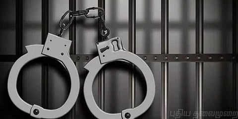 மாநகராட்சி ஊழியர் கொலை: கஞ்சா வியாபாரியின் 2 மனைவிகள் கைது