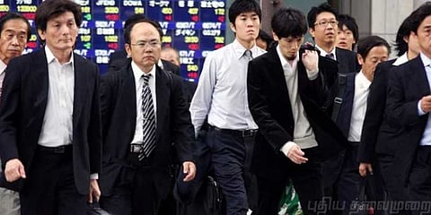 உணவு இடைவேளைக்கு 3 நிமிடம் முன்னதாக சென்றதால் சம்பளம் பிடிப்பு