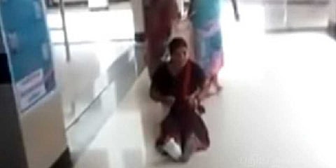 போர்வையே ஸ்ட்ரெட்சர் ! மருத்துவமனையில் கொடுமை