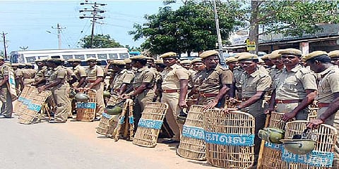 காவலர்களுக்கு வார விடுமுறை ? :  விளக்கமளிக்க உத்தரவு