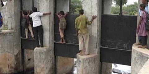 ஆபத்தான ஆற்றை உயிரை பணயம் வைத்து கடக்கும் மக்கள்